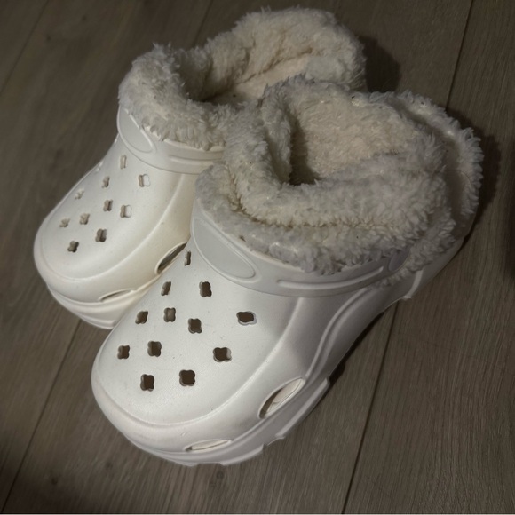 Cozy White Clog Slippers, lined, platform, size 5/6 - Picture 2 of 3